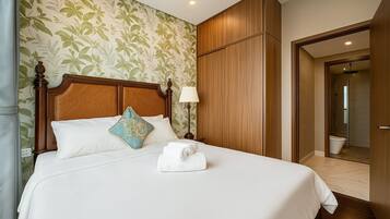 Escritorio, espacio para trabajar con laptop y wifi gratis