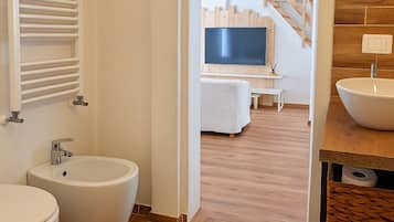 Dusche, Haartrockner, Bidet, Handtücher