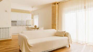 Smart TV, caminetto, libri, impianto stereo