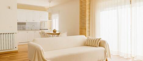 Smart-TV, Kamin, Bücher, Stereoanlage