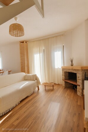 TV connectée, cheminée, livres, chaîne hi-fi