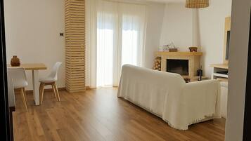 Smart TV, caminetto, libri, impianto stereo