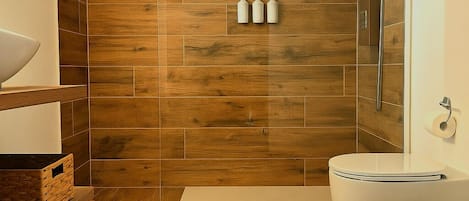 Douche, séchoir à cheveux, bidet, serviettes fournies