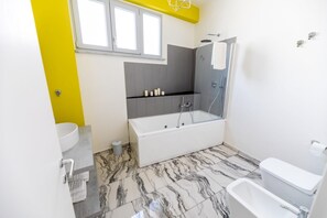 Shower, hair dryer, towels - Deluxe Double Room with Shared Terrace, Wi-Fi and Air Conditioning (Vietri sul Mare)