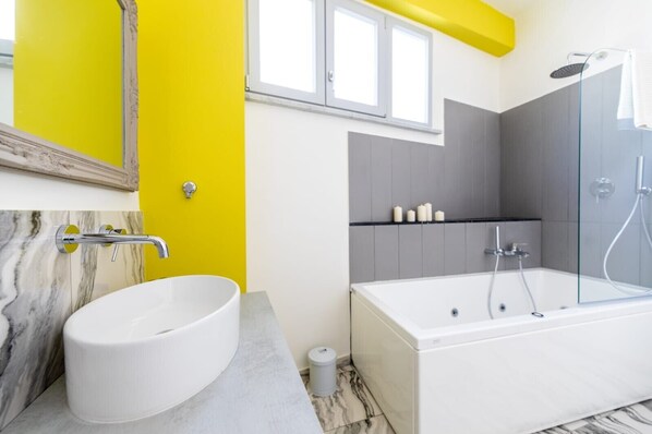Shower, hair dryer, towels
