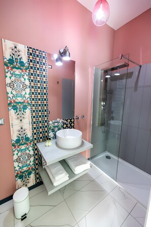 Shower, hair dryer, towels - Superior Double Room with Shared Terrace, Wi-Fi, and Air Conditioning (Vietri sul Mare)