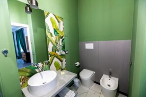Shower, hair dryer, towels - Queen Room with Garden View, Shared Terrace, Wi-Fi and Air Conditioning (Vietri sul Mare)