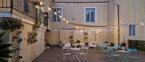 تناول الطعام بالخارج