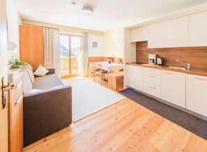 Fernseher, Kamin, Tischtennisplatte