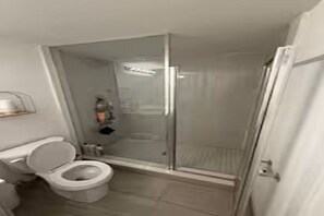 Een douche, een haardroger, handdoeken
