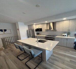 Fridge, microwave, oven, stovetop - Brand New Beautiful Townhouse – Fully Furnished (Whitchurch-Stouffville)