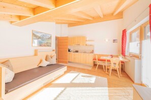 Televisie, een open haard en een tafeltennistafel