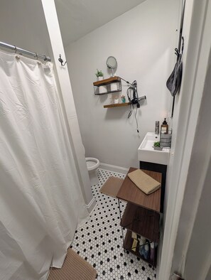 Secador de cabelo, toalhas de banho, sabonete, shampoo