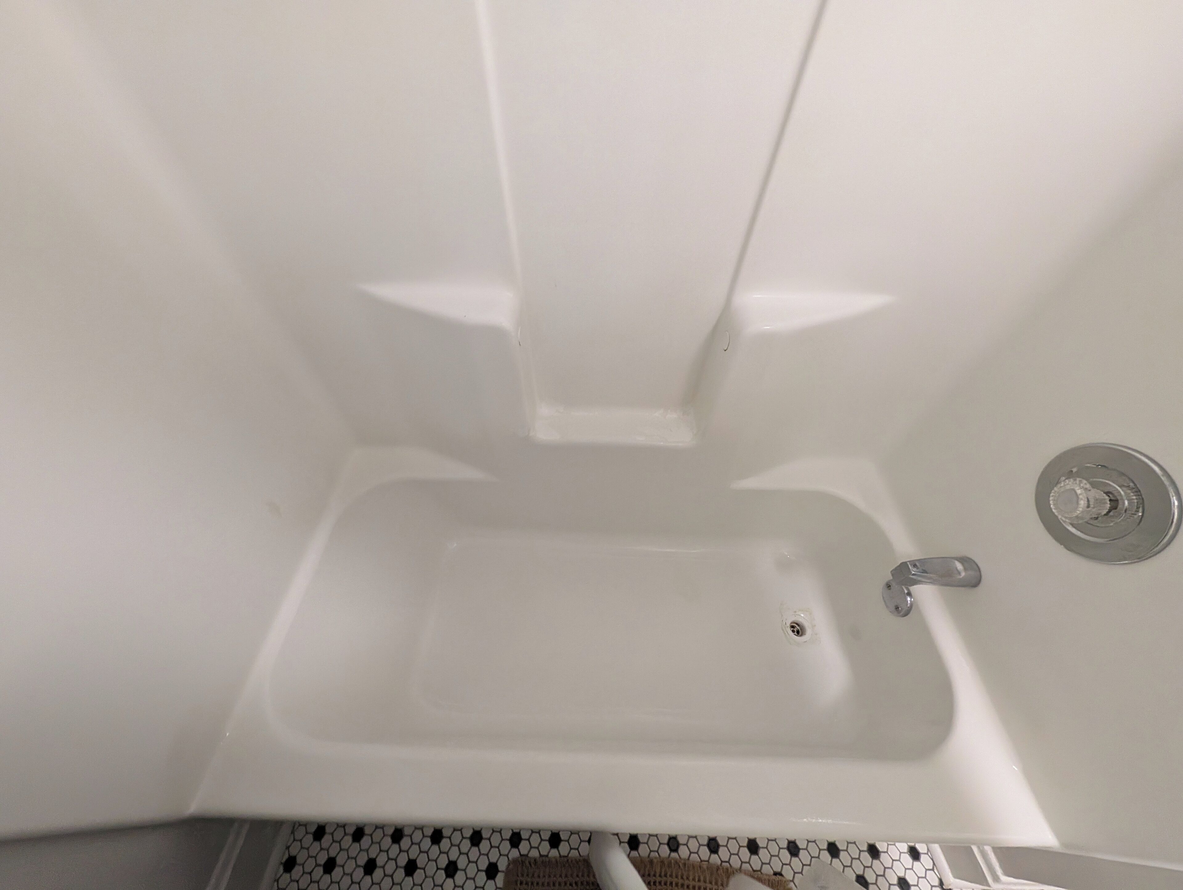 Secador de cabelo, toalhas de banho, sabonete, shampoo