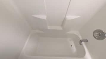 Secador de cabelo, toalhas de banho, sabonete, shampoo