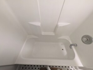 Een haardroger, handdoeken, zeep, shampoo