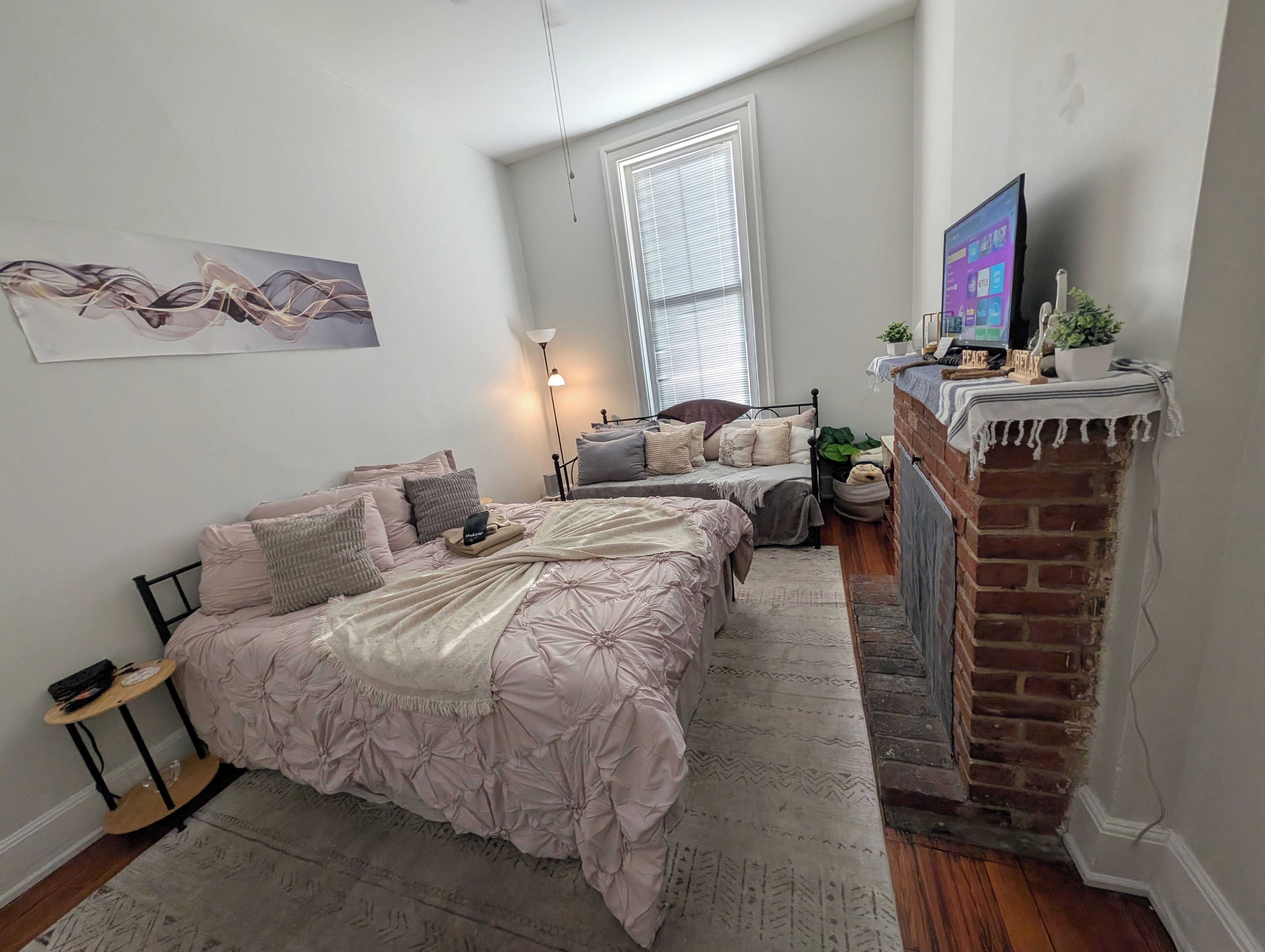 Een bureau, een strijkplank/strijkijzer, gratis wifi, beddengoed