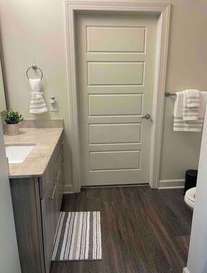 Pyyhkeet, saippua, vessapaperi