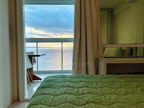 Tabla de planchar con plancha, wifi, ropa de cama