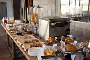 Buffet déjeuner gratuit tous les jours