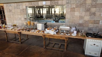 بوفيه فطور مجانًا يوميًا