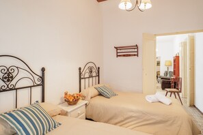 Tabla de planchar con plancha, wifi y ropa de cama 