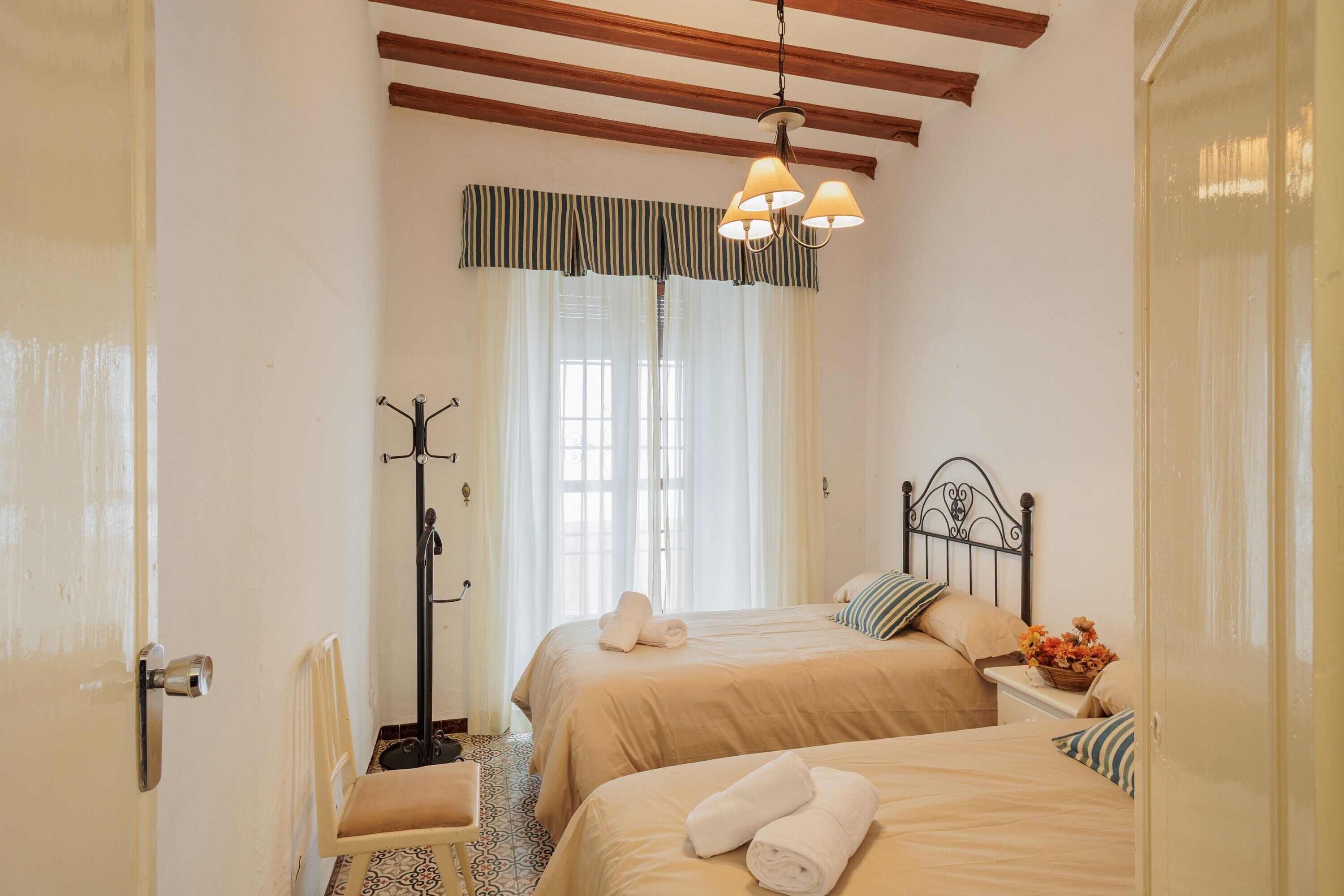 Tabla de planchar con plancha, wifi, ropa de cama