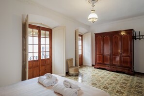 Planxa i posts de planxar, wifi i roba de llit 