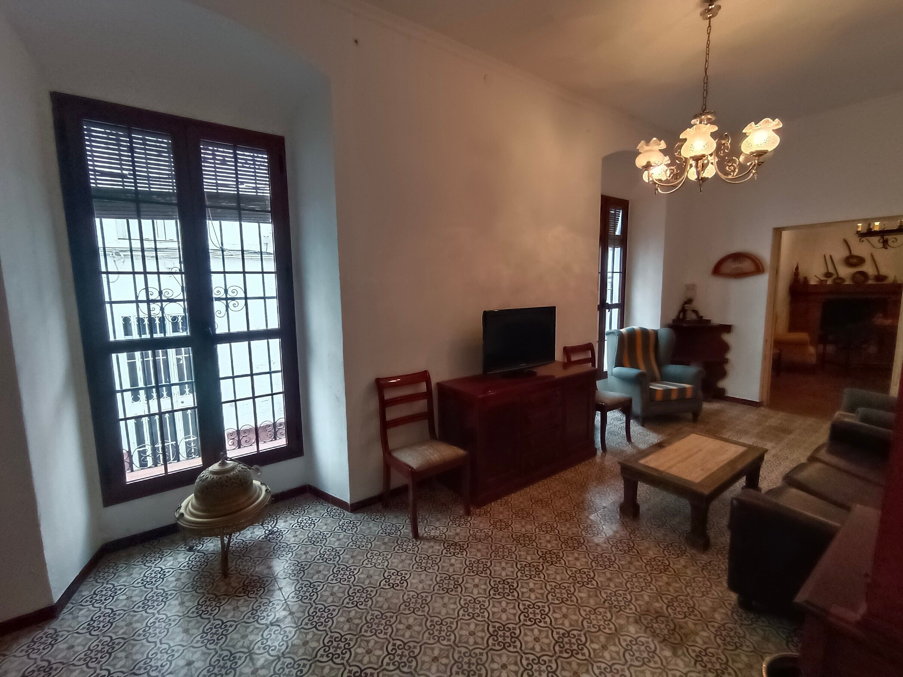 Een televisie en een open haard