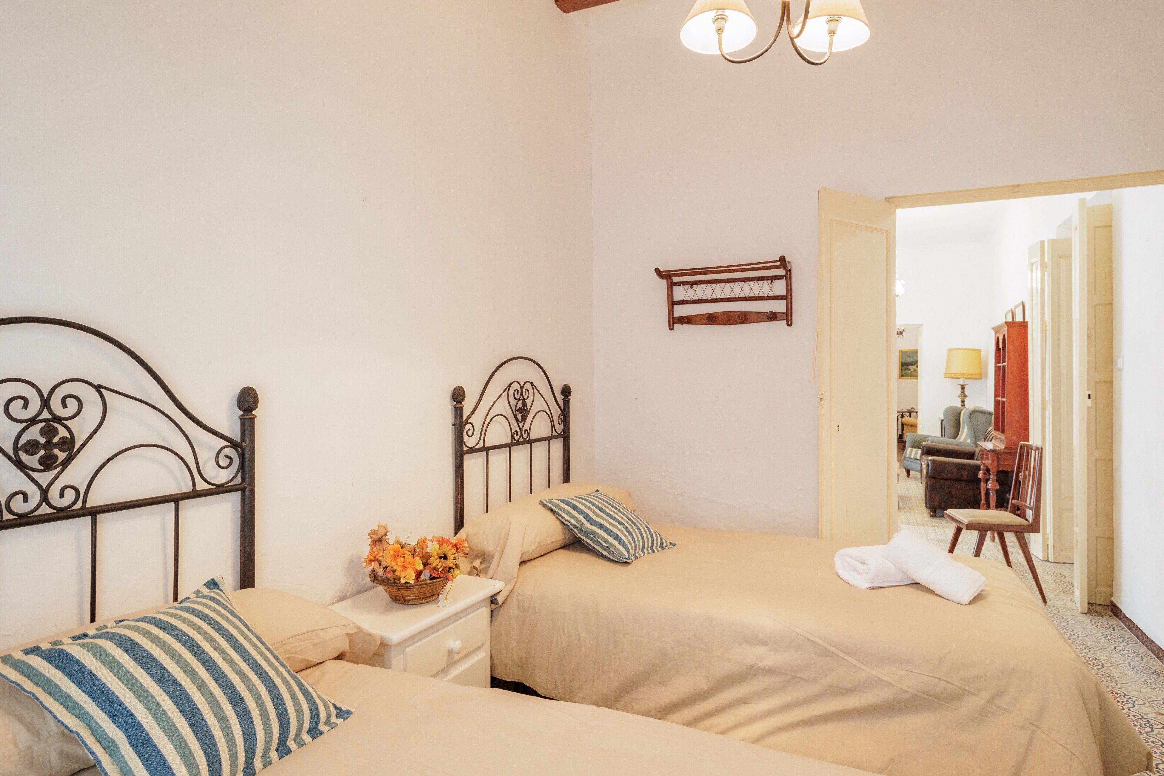 Een strijkplank/strijkijzer, wifi, beddengoed