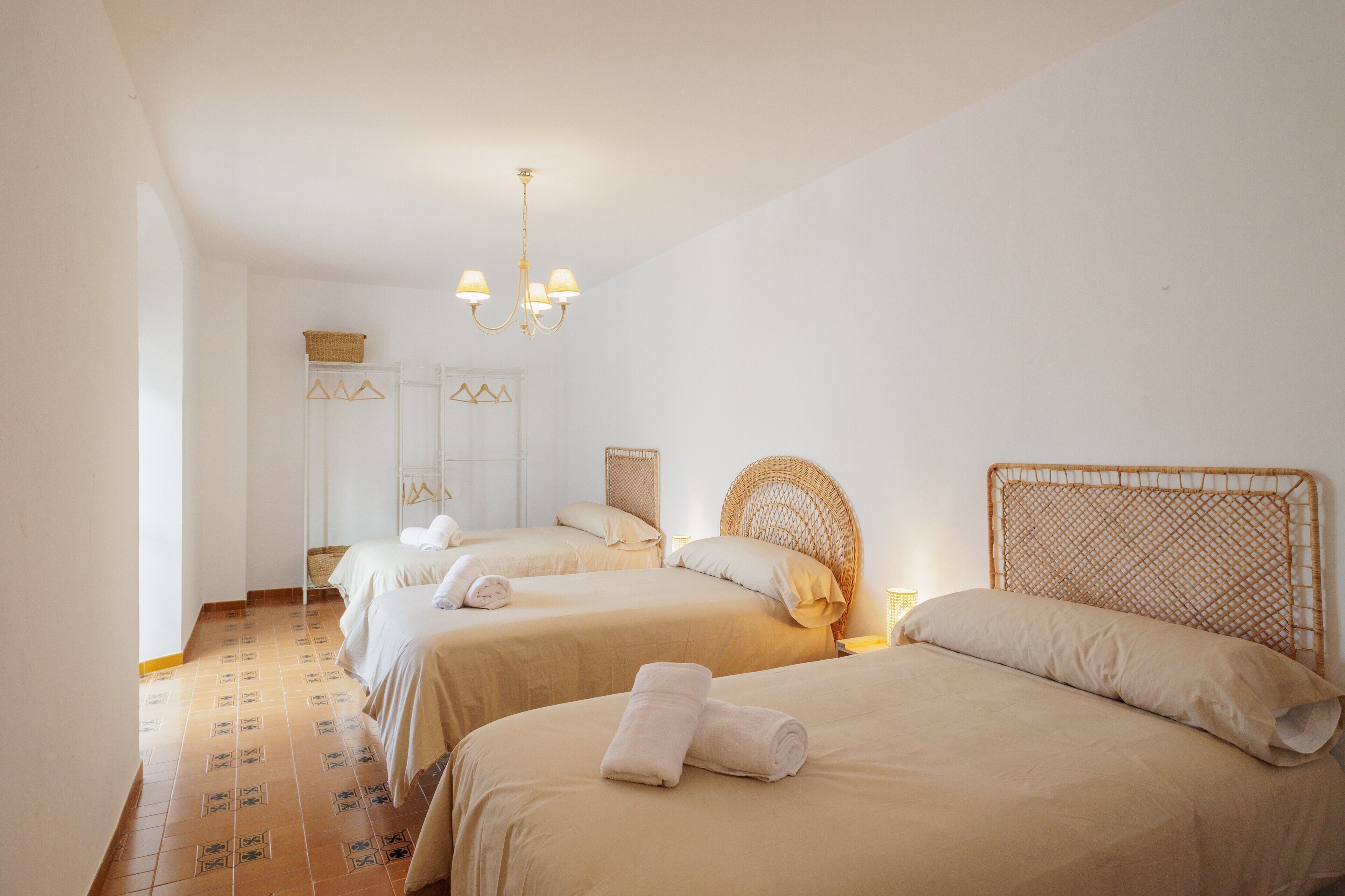 Een strijkplank/strijkijzer, wifi, beddengoed