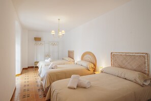 Tabla de planchar con plancha, wifi, ropa de cama