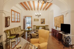 Una televisión, una chimenea