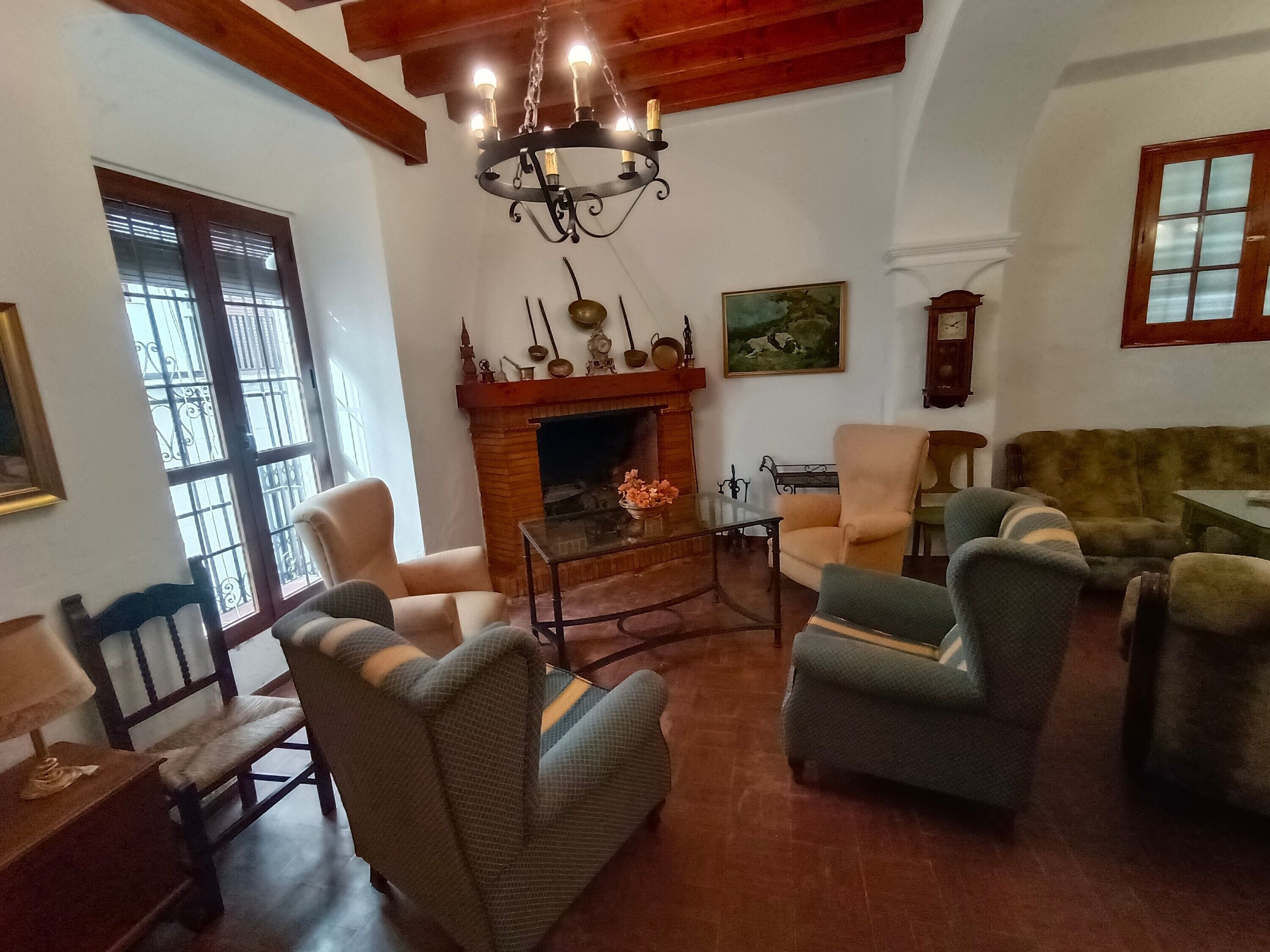 Una televisión, una chimenea