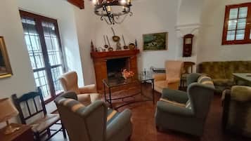 Una televisión, una chimenea