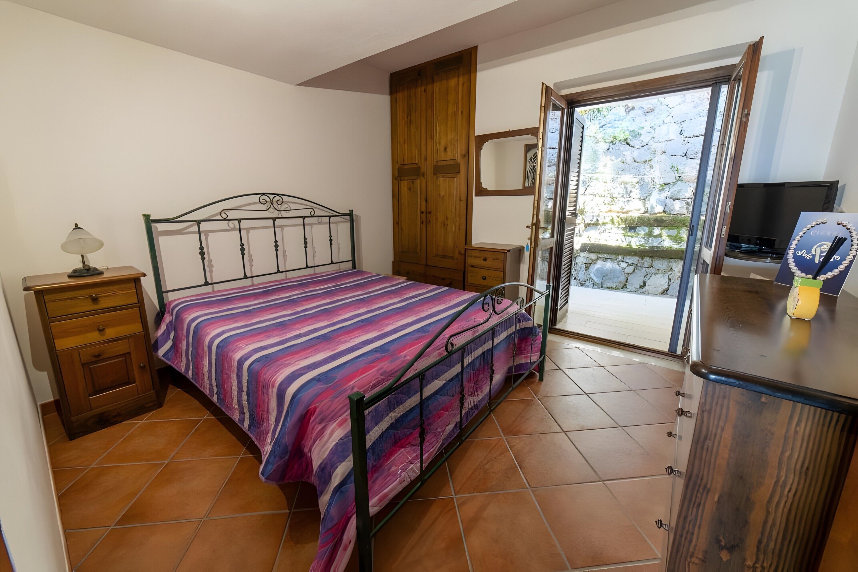 Tabla de planchar con plancha, wifi y ropa de cama 