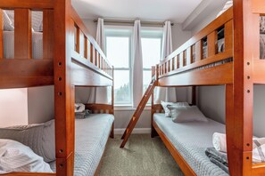 Tabla de planchar con plancha, wifi gratis y ropa de cama 