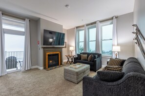 Smart TV, fireplace - Our newest property for 2025! Snowshoe Village Ski-in - Ski-out Condo w/ Hot Tub (Snowshoe)