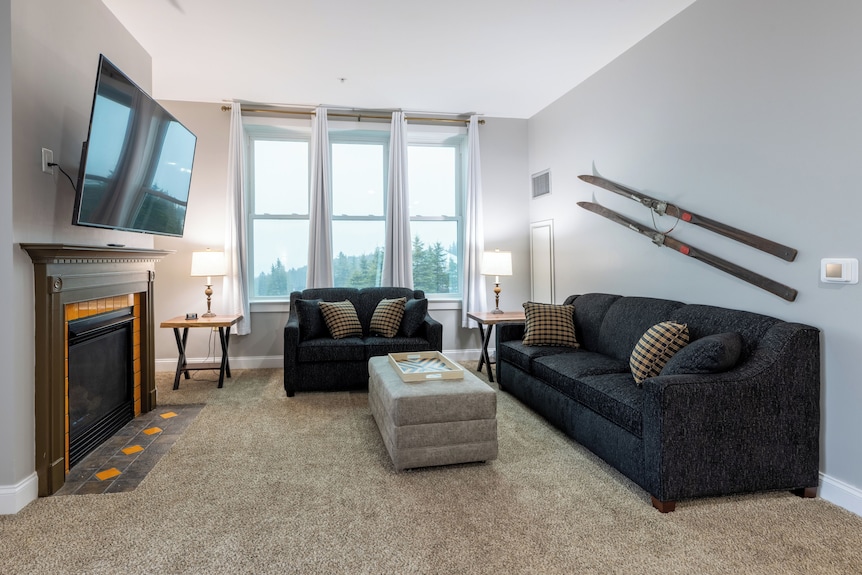 Snowshoe Village Ski-in - Ski-out Condo W/ Hot Tub (3 Br / 3 Ba) - Snowshoe, WV