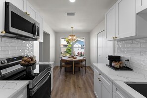 Køleskab, mikrobølgeovn, ovn, kogeplade