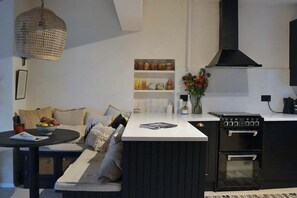 Kjøleskap, ovn, kokeplater og oppvaskmaskin