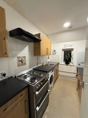 Fridge, microwave, oven, stovetop - Amazing Studio Flat Located in Central London Sloane Square (London)