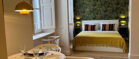 Fer et planche à repasser, lit parapluie, Wi-Fi gratuit, draps fournis