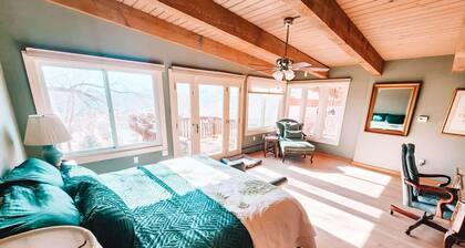 Stunning Mid-Century Modern Retreat with Mountain Views