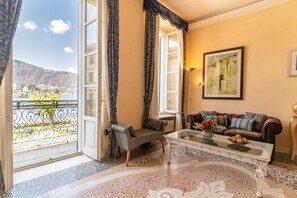 TV - L'ISOLA Apartment with lake view (Orta San Giulio)