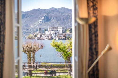 L'ISOLA Apartment with lake view