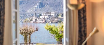 L'ISOLA Apartment with lake view
