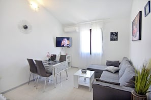 Living room - Quiet Holiday Apartment With Balcony (Umag)