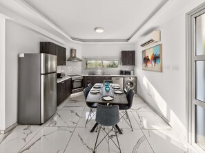 Kühlschrank, Mikrowelle, Ofen, Geschirrspüler