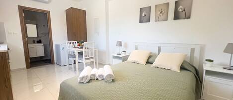 Tabla de planchar con plancha, wifi gratis y ropa de cama